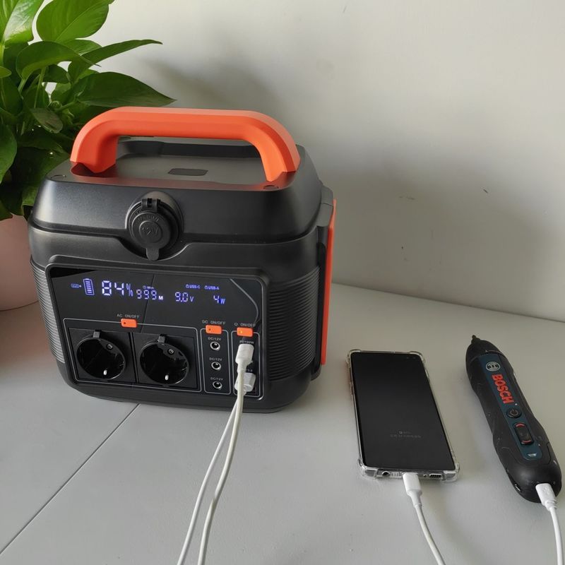 2024 Hot Mini 600W Solar Generator Portable Power Station with Liquid Crystal Display